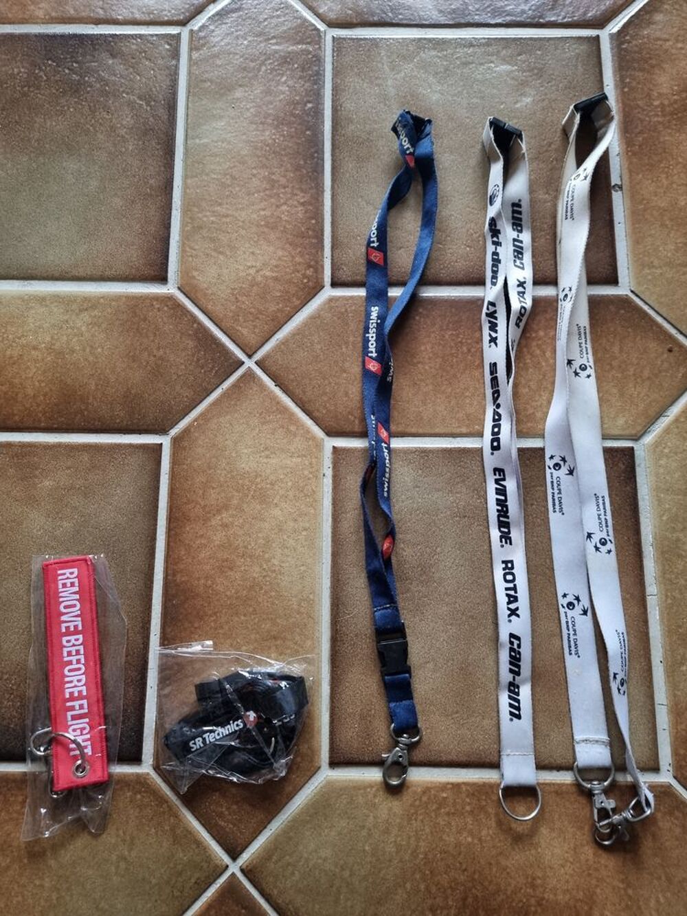 Lot de 4 tours de cou + 1 porte-cl&eacute; Maroquinerie