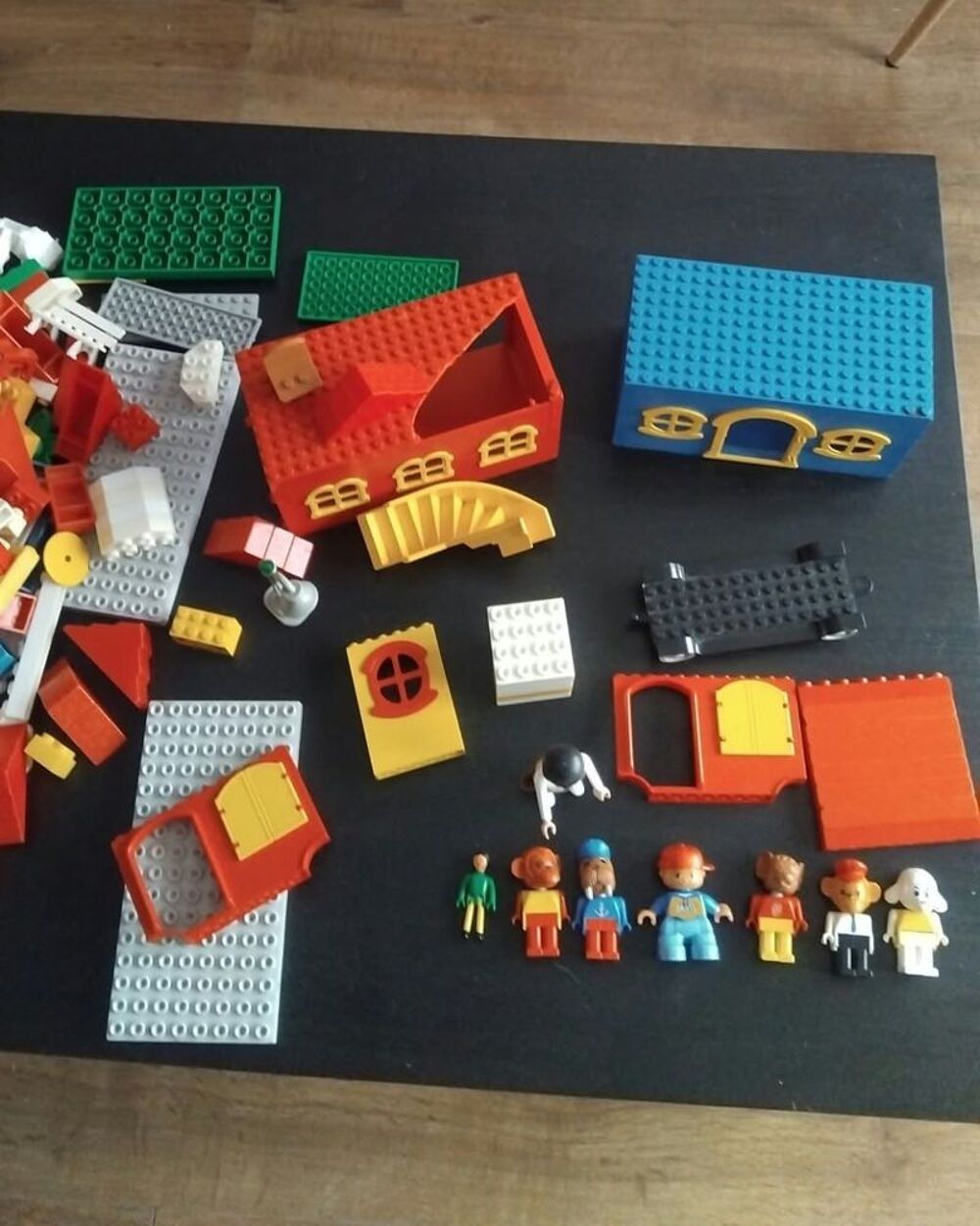 ensemble de lego avec personnage Jeux / jouets