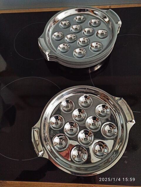 Service de 12 assiettes et pinces � escargots en inox 15 Montb�liard (25)