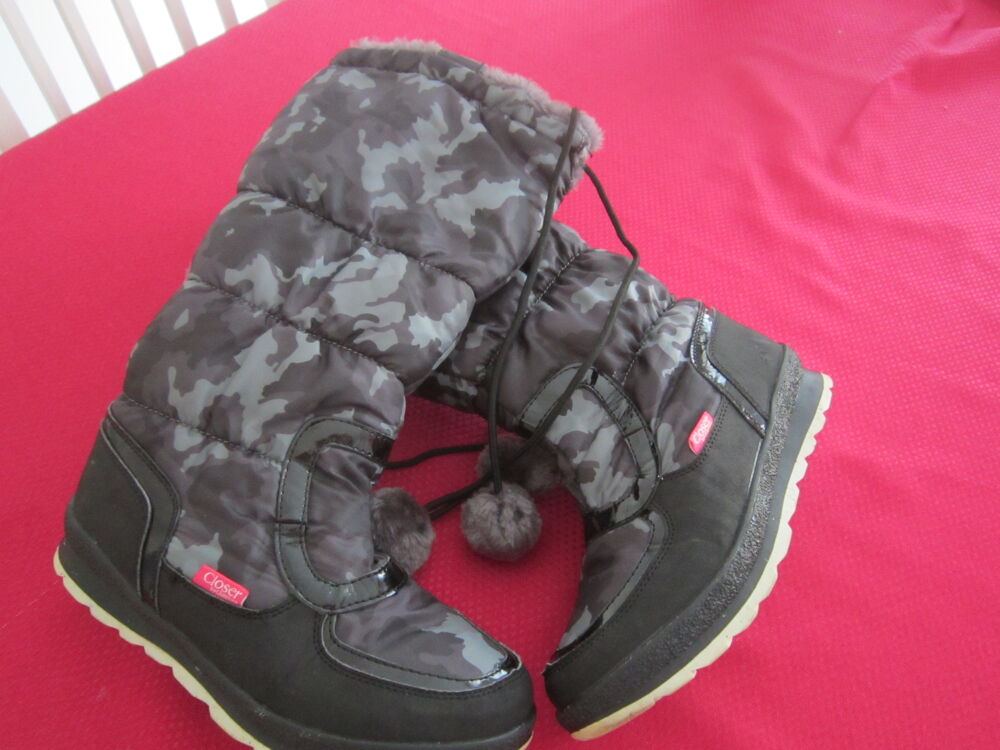 Une paire de bottes avec pompon Vêtements
