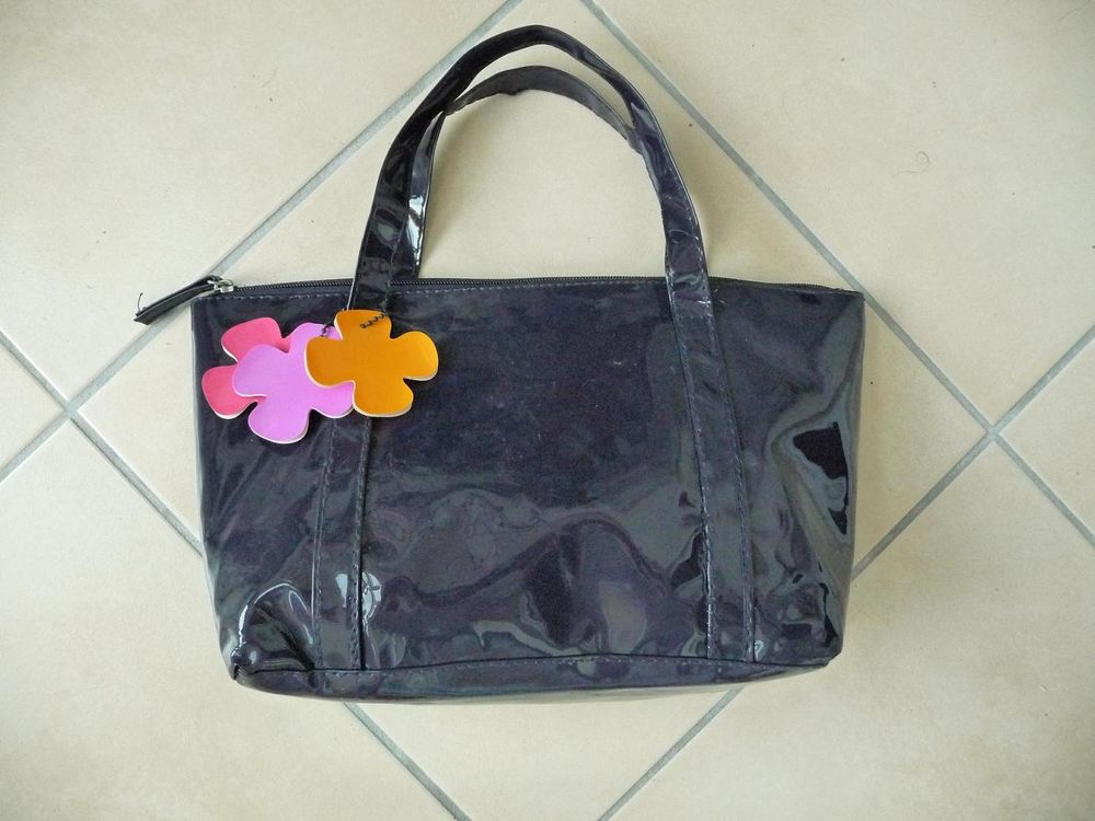 Sac vernis synth&eacute;tique et 3 fleurs charms Maroquinerie