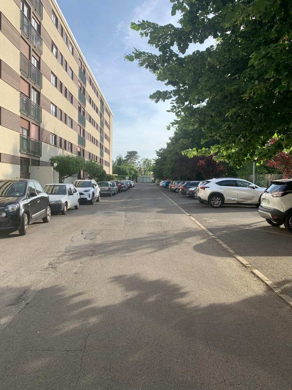 Location Parking/Garage Parking  extérieur avec gardien sécurisé   Une place à 60€ Avon