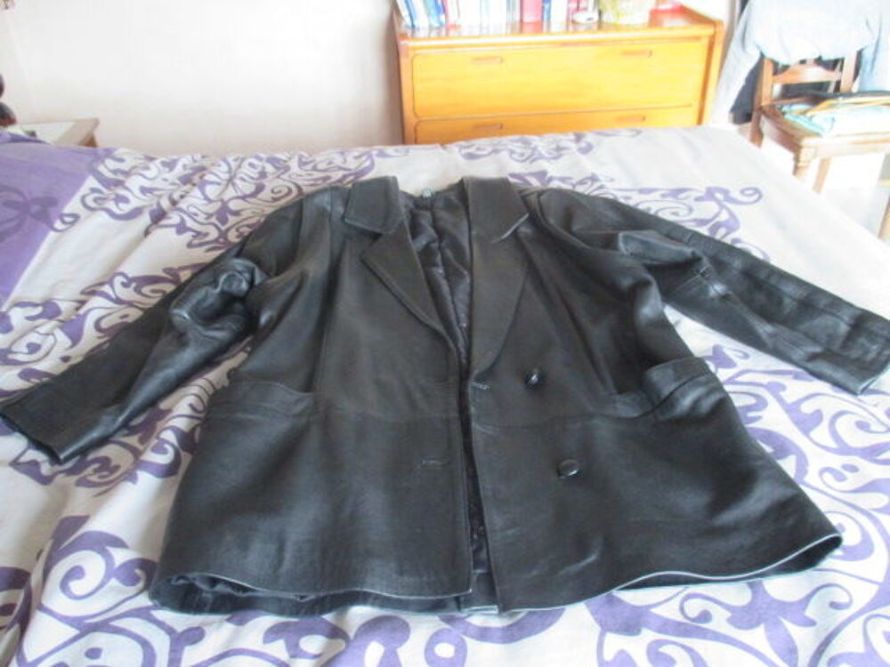 TRES BELLE VESTE FEMME EN CUIR NOIR . Vêtements