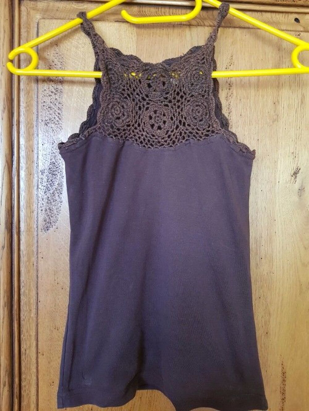 D&eacute;bardeur marron d&eacute;collet&eacute; fait au crochet Vêtements