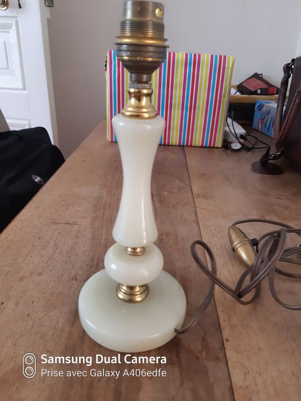 Pied de lampe ancienne en alb&acirc;tre poli brillant
hauteur 23 Décoration
