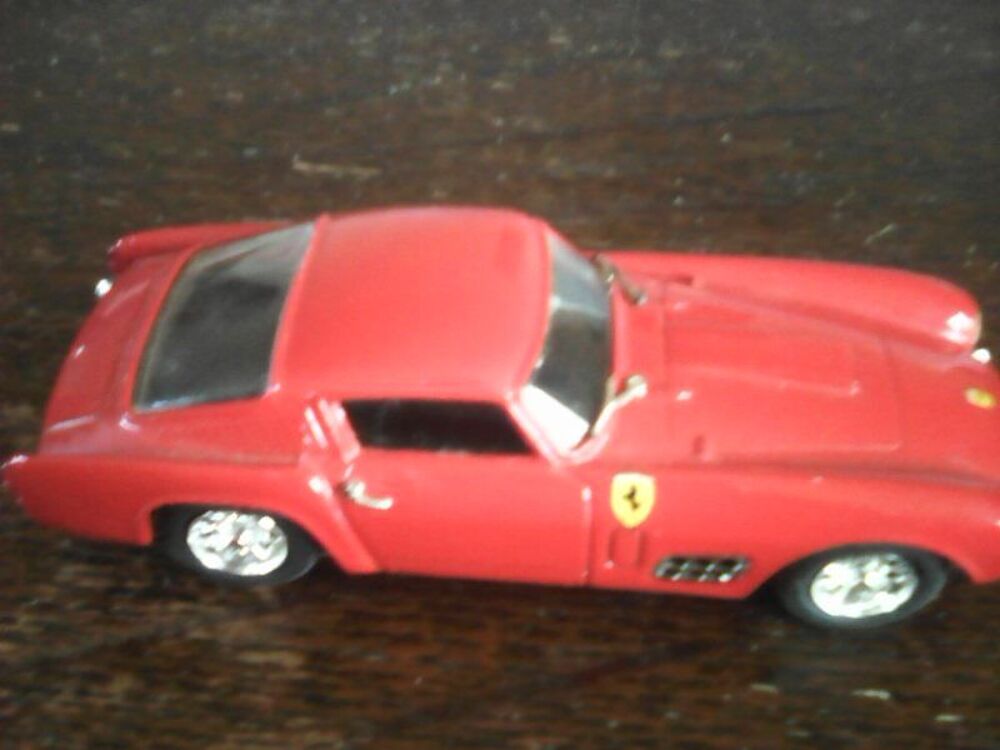 Voiture Ferrari 1/43 Mod&egrave;le r&eacute;duit 