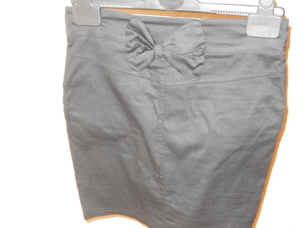 Jupe noire taille S/36 neuve Vêtements
