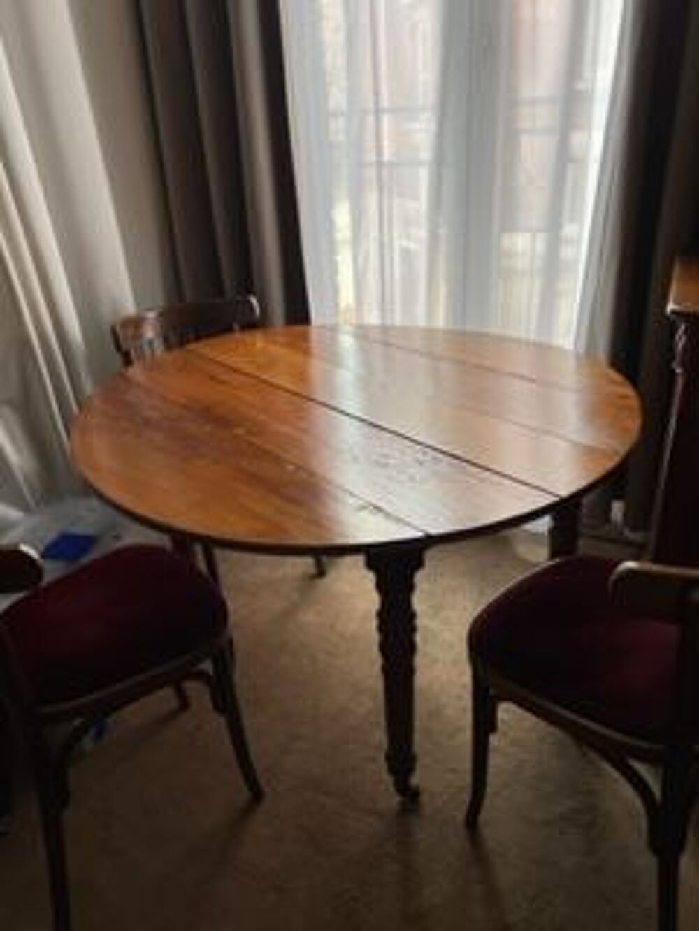 table ronde noyer 1.10 ,4 pieds ,deux rabats. Meubles