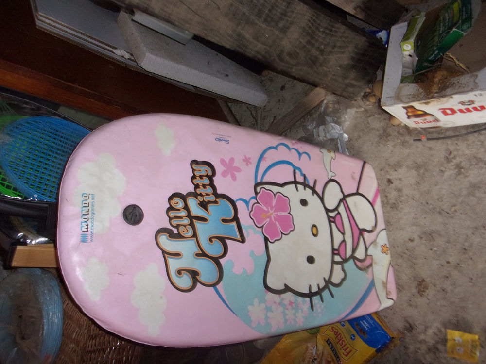 body board 
1"Hello Kitty"
1 bleu Jeux / jouets