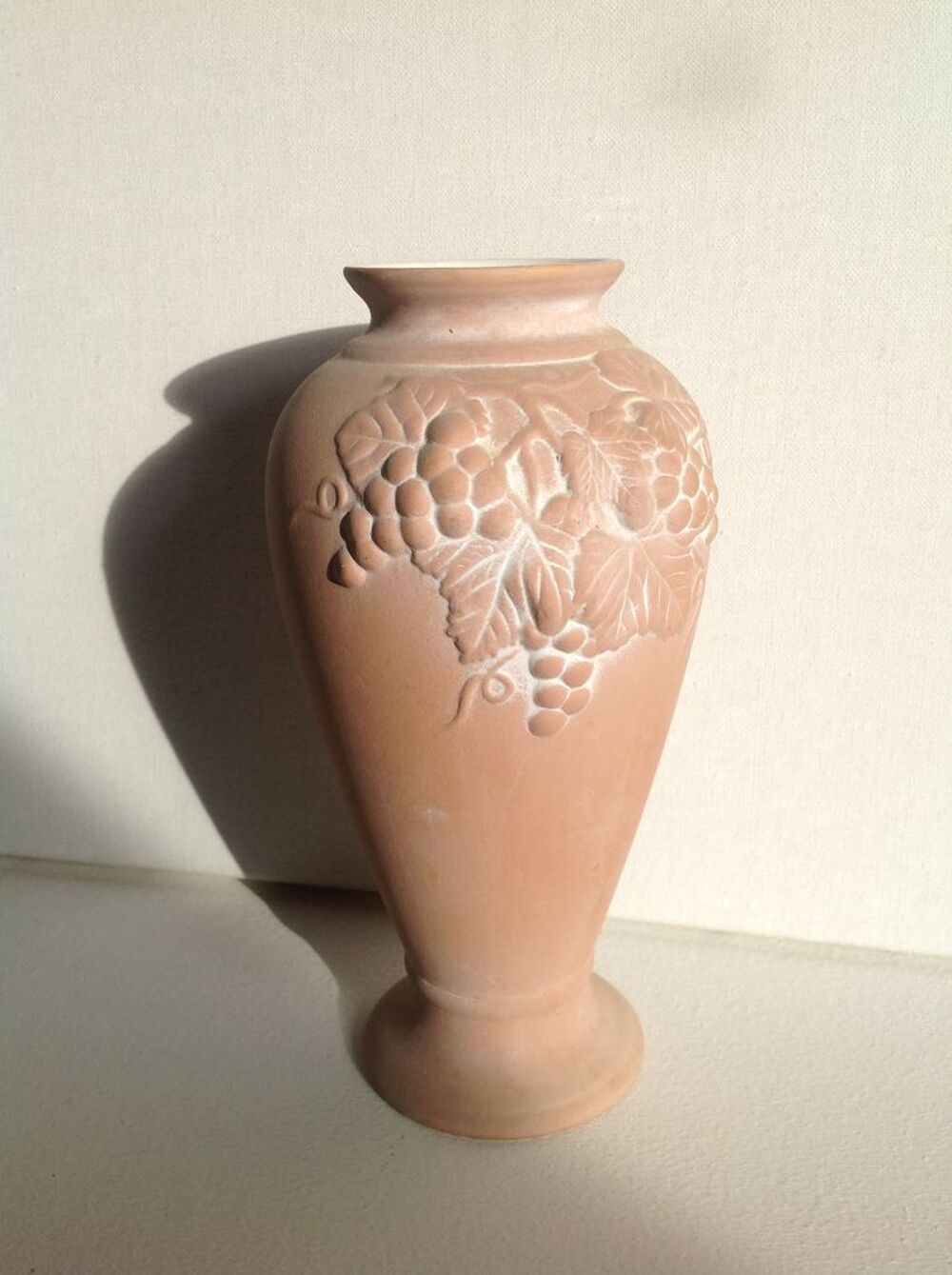 VASE EN GR&Egrave;S AVEC GRAPPES DE RAISINS BAS RELIEF Envoi Possib Décoration