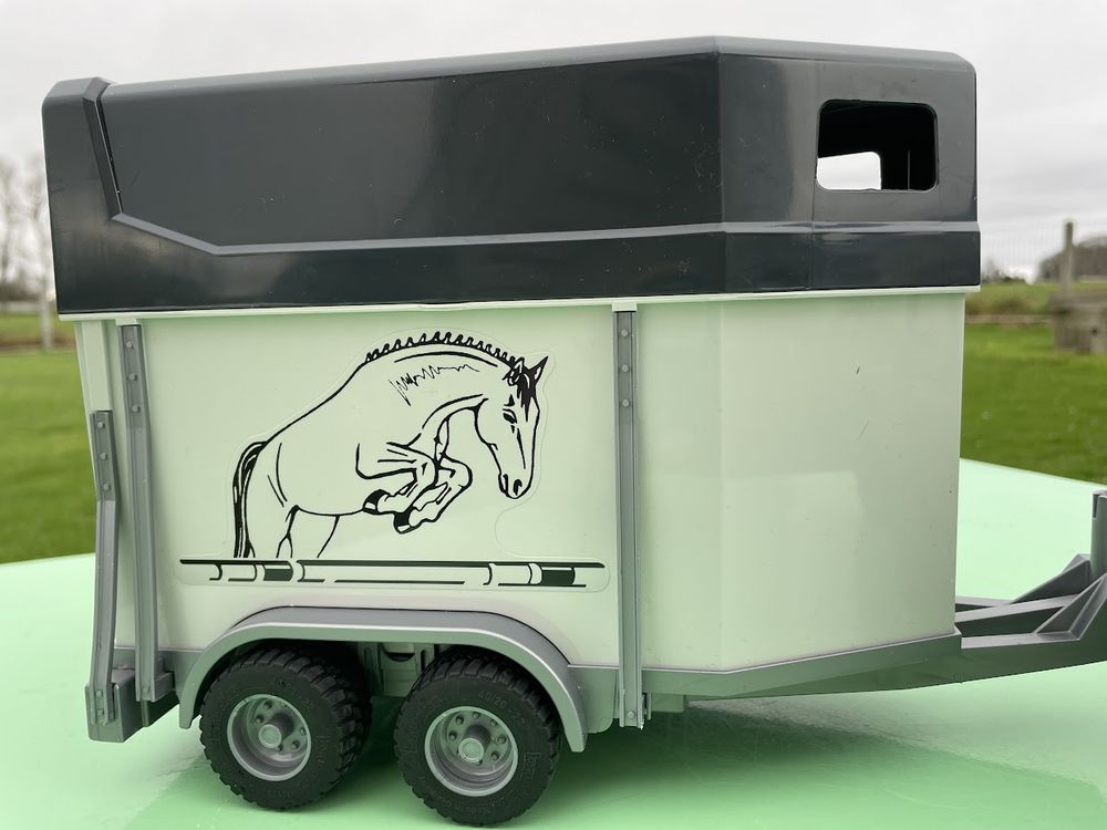 Jeep avec une remorque &agrave; chevaux (Van) Bruder Jeux / jouets
