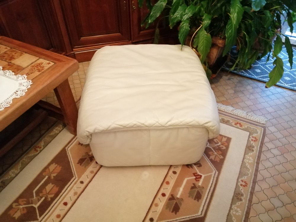 canap&eacute; d'angle convertible 5 places avec pouf assorti. Meubles