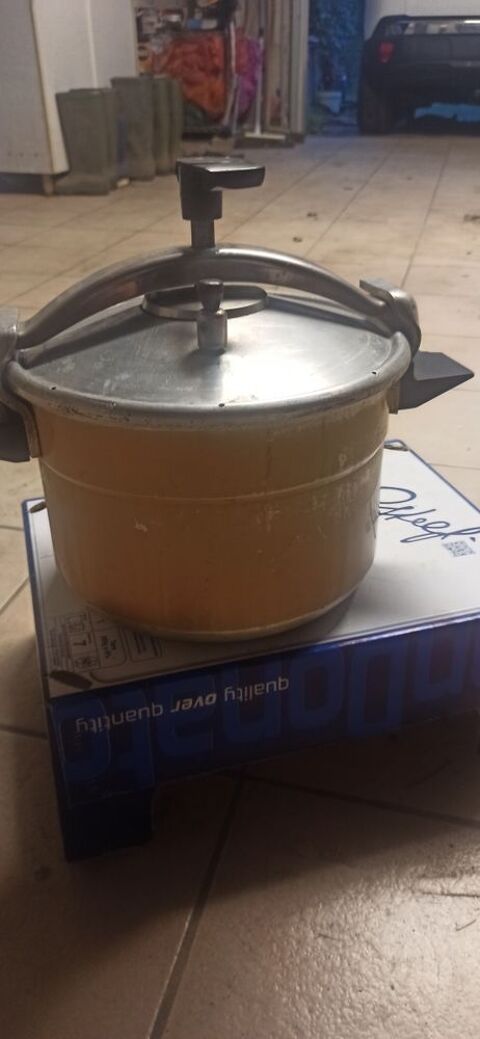 Cocotte minute 15 Saint-Jean-Soleymieux (42)