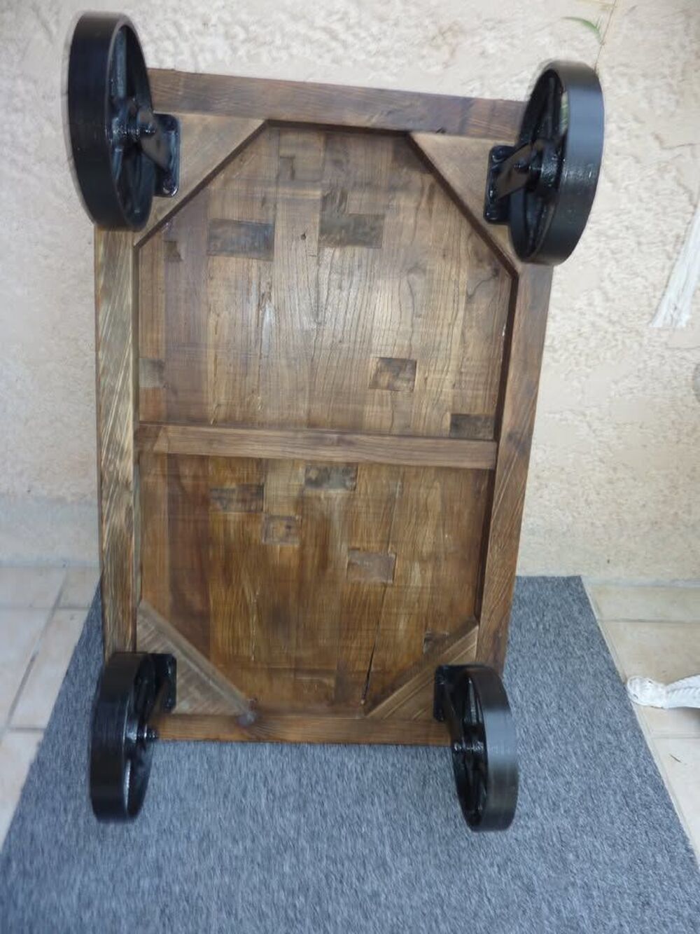 TRES BELLE TABLE BASSE EN BOIS STYLE INDUSTRIELLE
Décoration