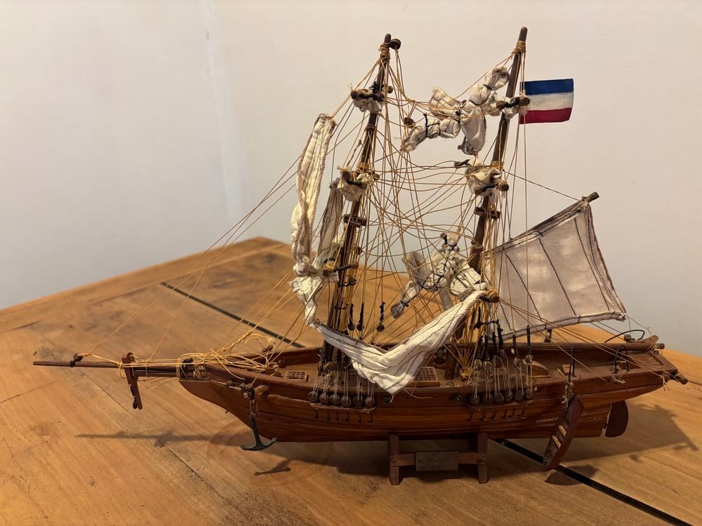 MAQUETTE Bateau " Goelette " de Pr&eacute;sentation avec support 