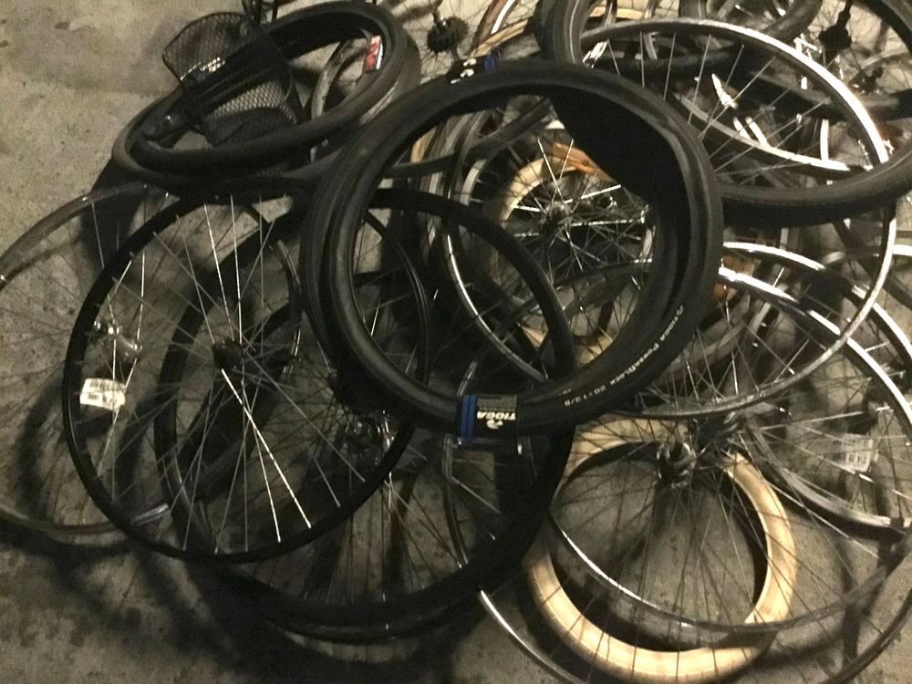 LOT IMPORTANT D'ACCESSOIRES POUR VELO
Vélos