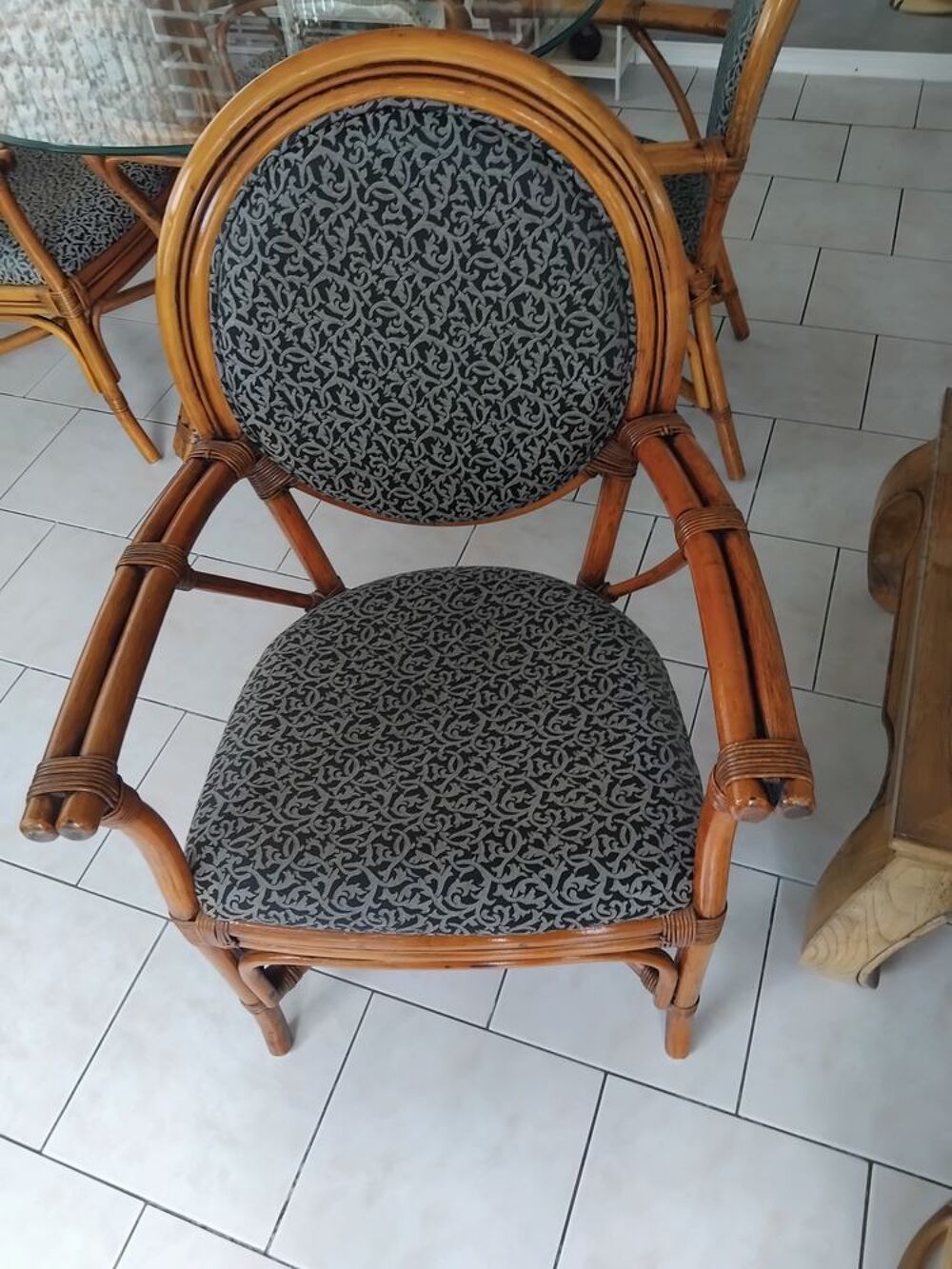 table ronde en verre plus 4 fauteuils Meubles