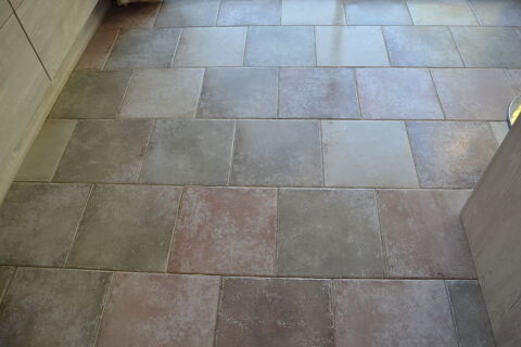 Beau carrelage GRIS et ROSE
0 Saint-Saturnin-ls-Apt (84)