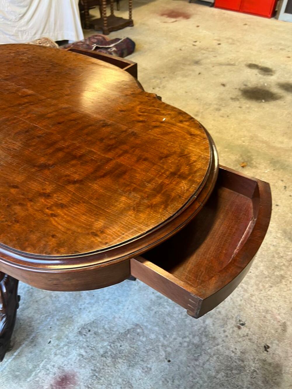 Table du milieu en acajou e placage d'acajou mouchet&eacute;, plate Meubles