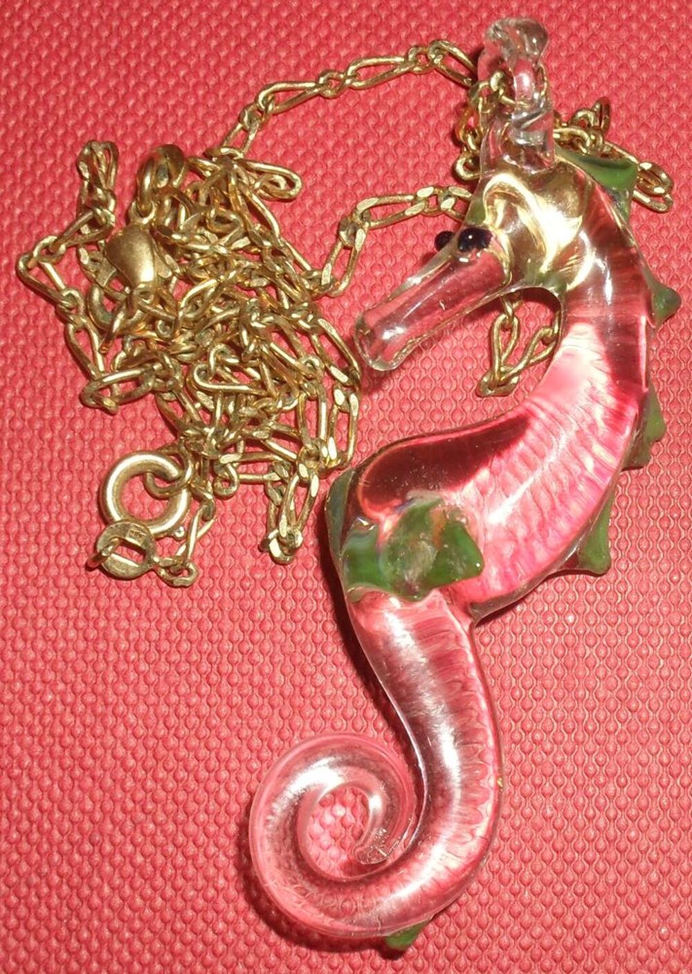 Chaine avec hippocampe en verre. Bijoux et montres