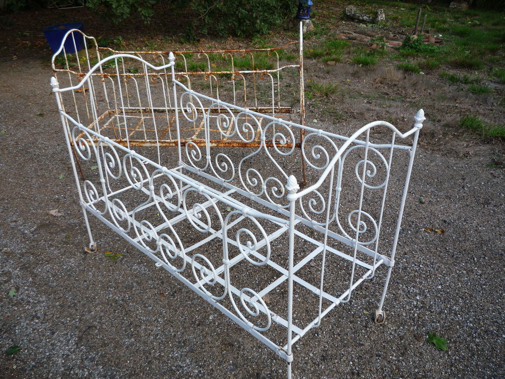 Lit b&eacute;b&eacute; fer forg&eacute; ancien canap&eacute; banquette jardin Meubles