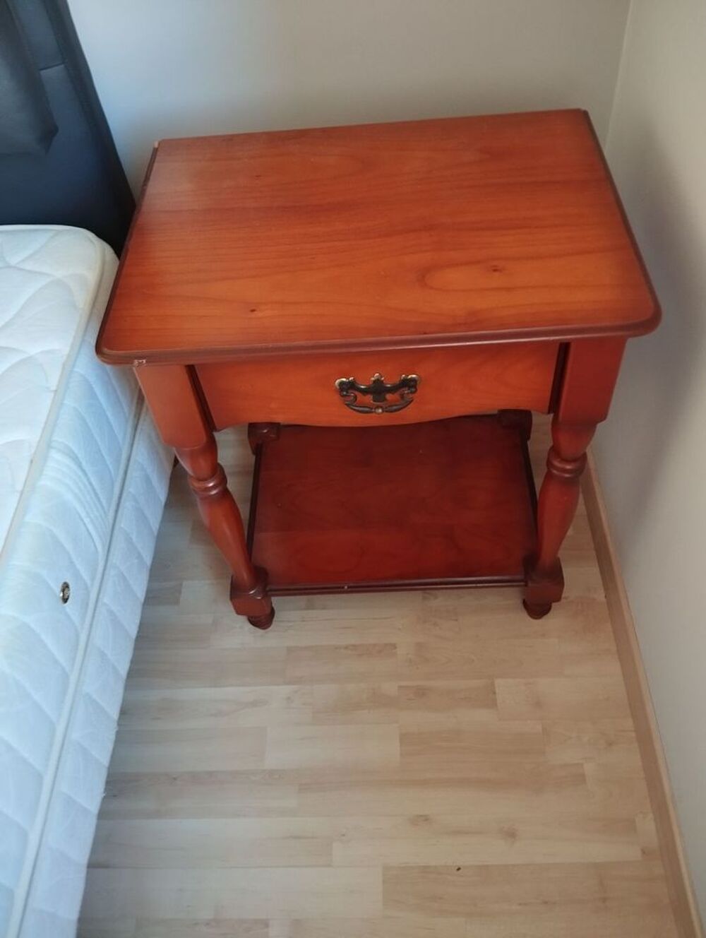 Armoire avec miroir + table de chevet (merisier) Meubles