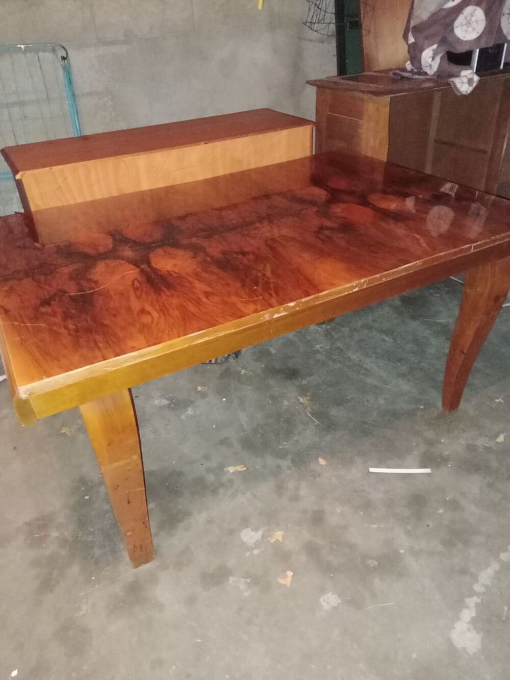 Une table et quatre chaises Meubles