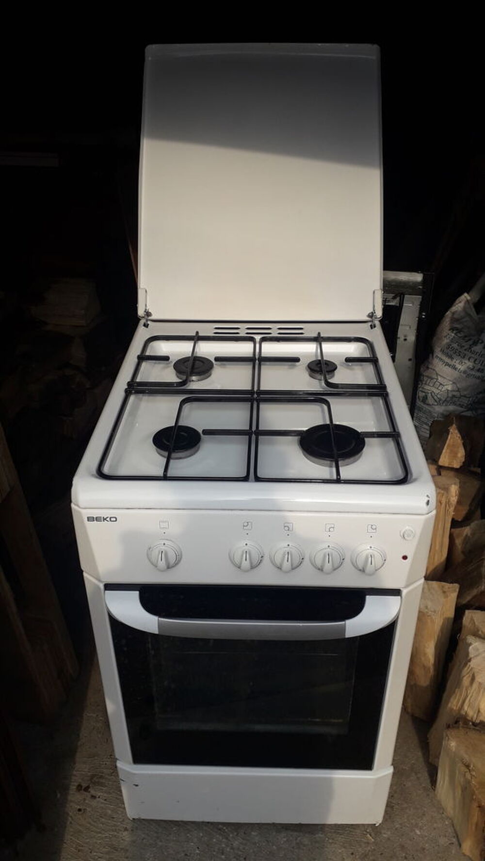 Gazini&egrave;re 4 br&ucirc;leurs BEKO. Electroménager