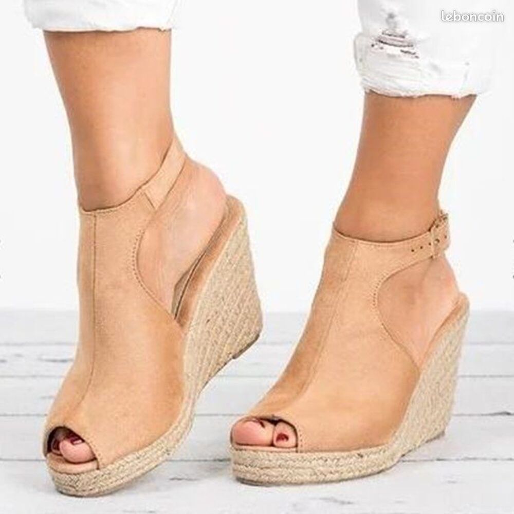 Chaussure compens&eacute;e Chaussures