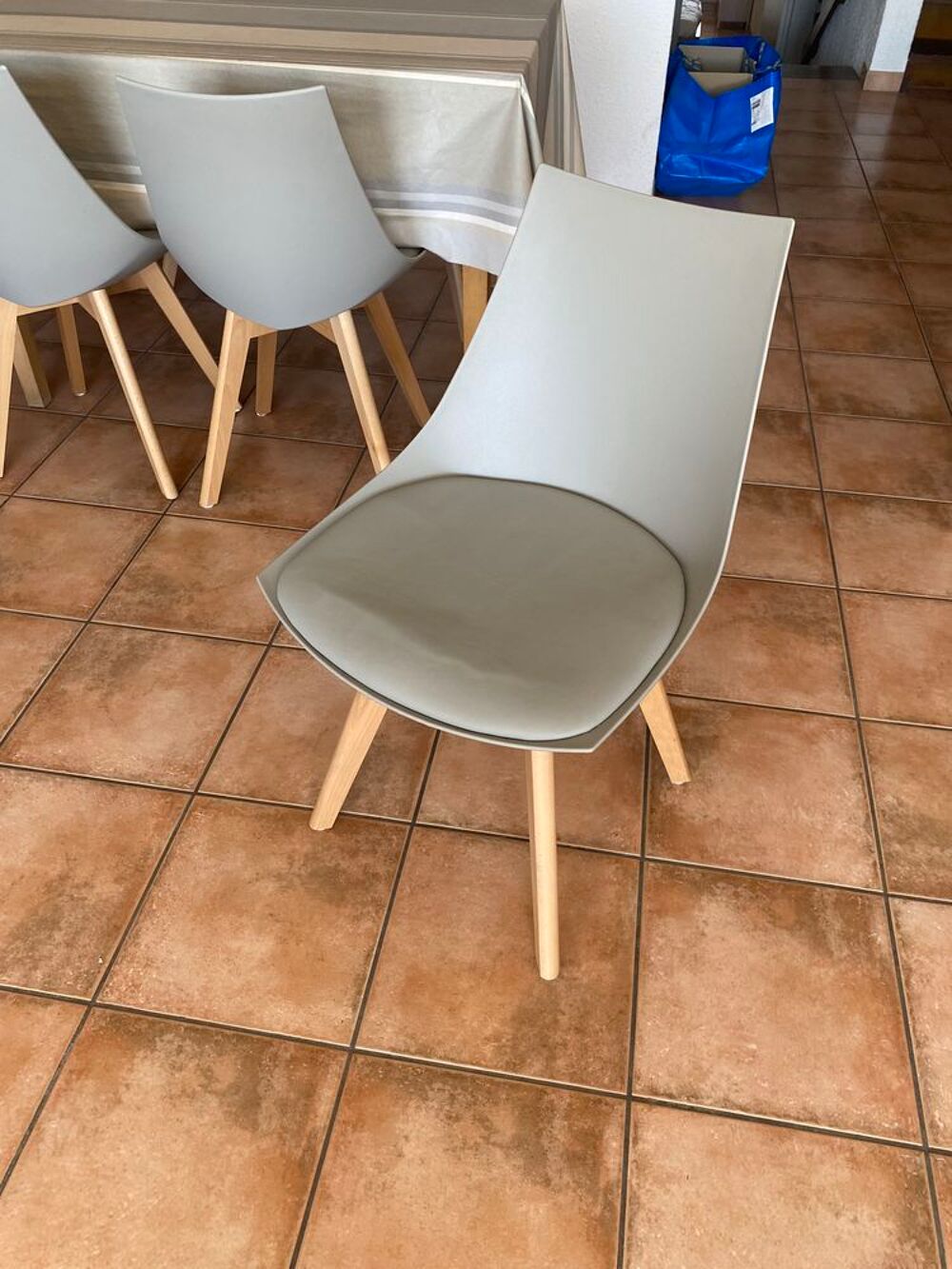 Lot 6 chaises-Scandinaves gris clair-Etat neuf-l'Alpe d'Huez Meubles