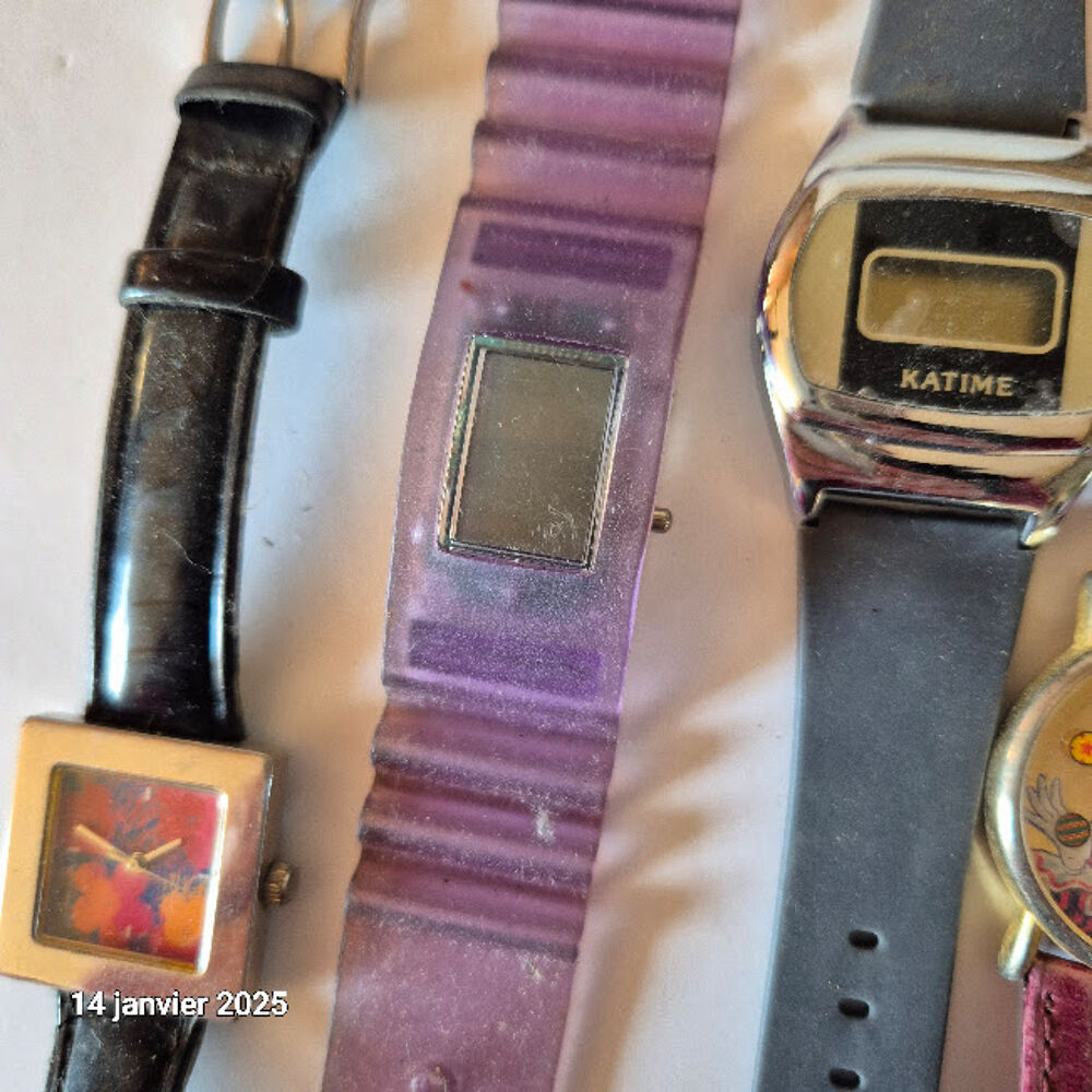 Lot de 5 montres modernes fantaisies et 1 Montre Num&eacute;rot&eacute;e A 