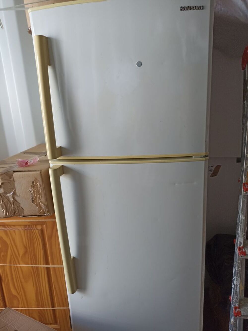 un grand frigo combi Electroménager