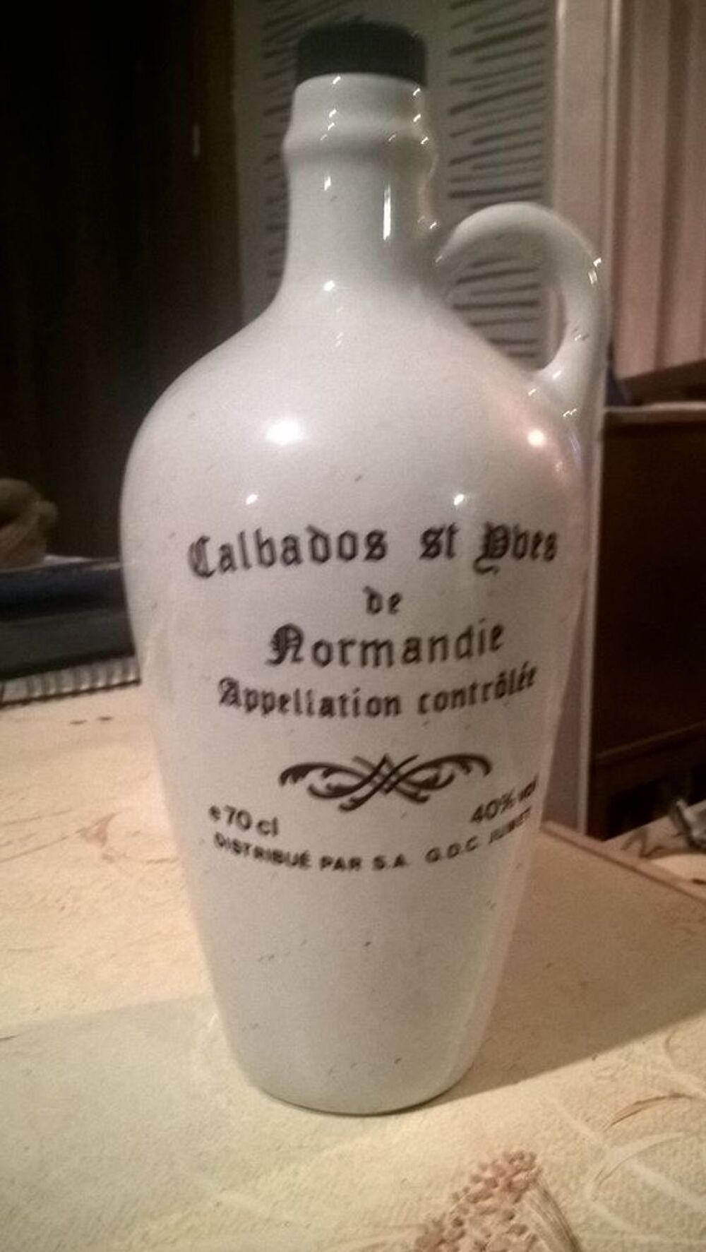 Ancienne bouteille calvados gr&eacute;s verniss&eacute;. Dcoration