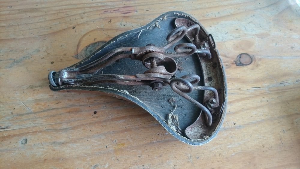 Selle ancienne en cuir Vélos