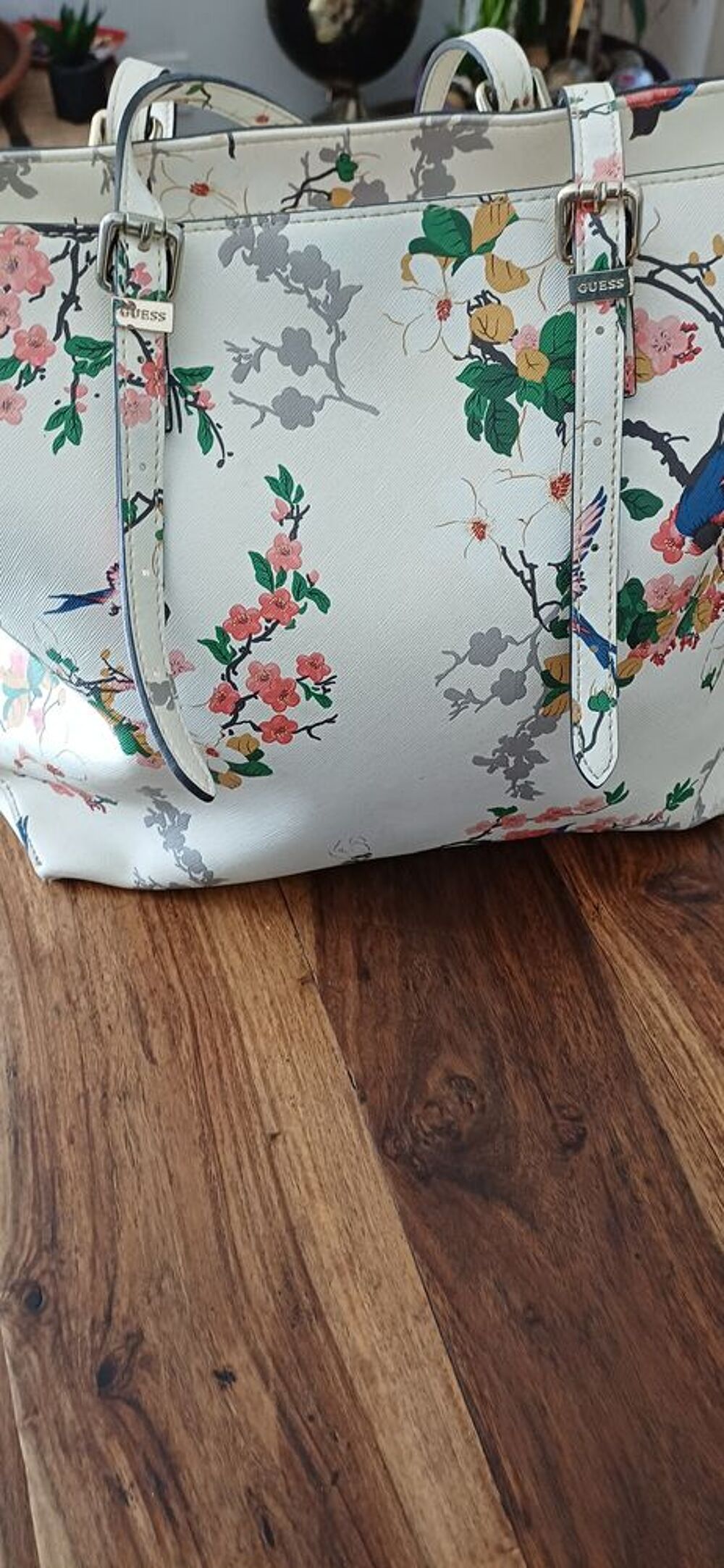 joli sac "marque Guess' blanc , fleur et colibri Maroquinerie