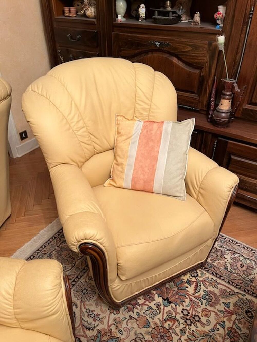 Canap&eacute; 3 places et trois fauteuils 100% cuir de buffle Meubles