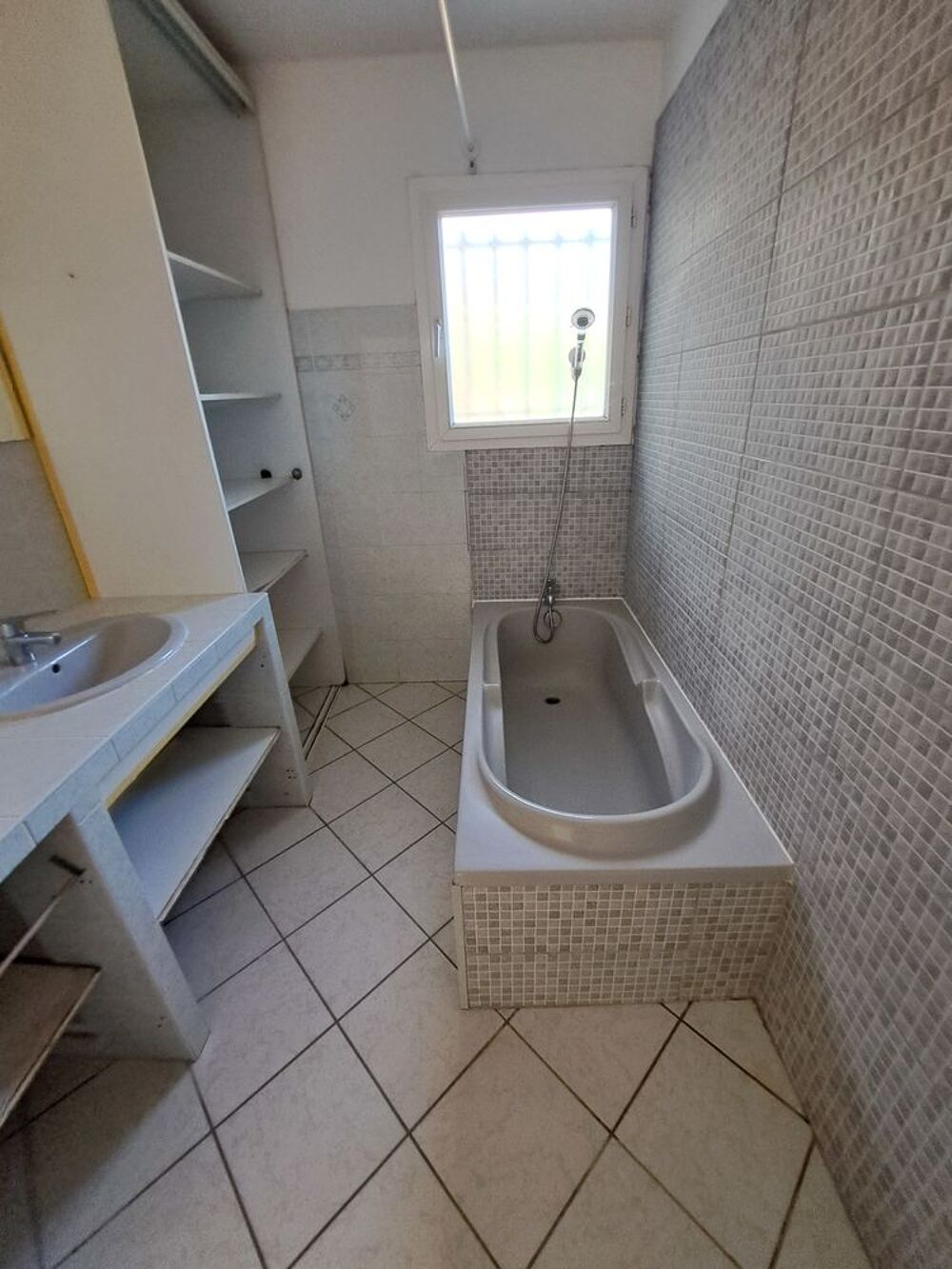 Location Maison Maison 5 pièces à louer à CHATEAUNEUF SUR ISERE. Châteauneuf-sur-isère