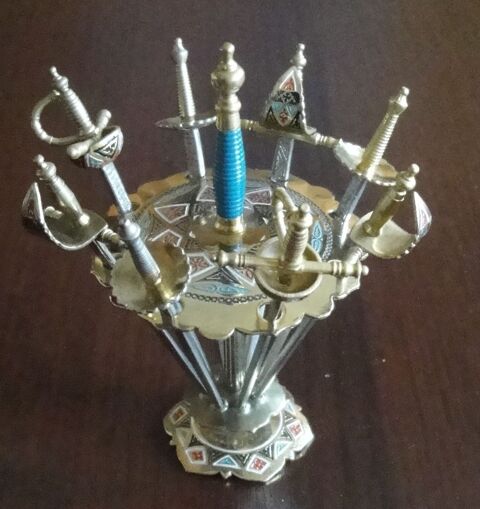 Huit �p�es � cocktail Toledo dans leur support 17 Paris 12 (75)