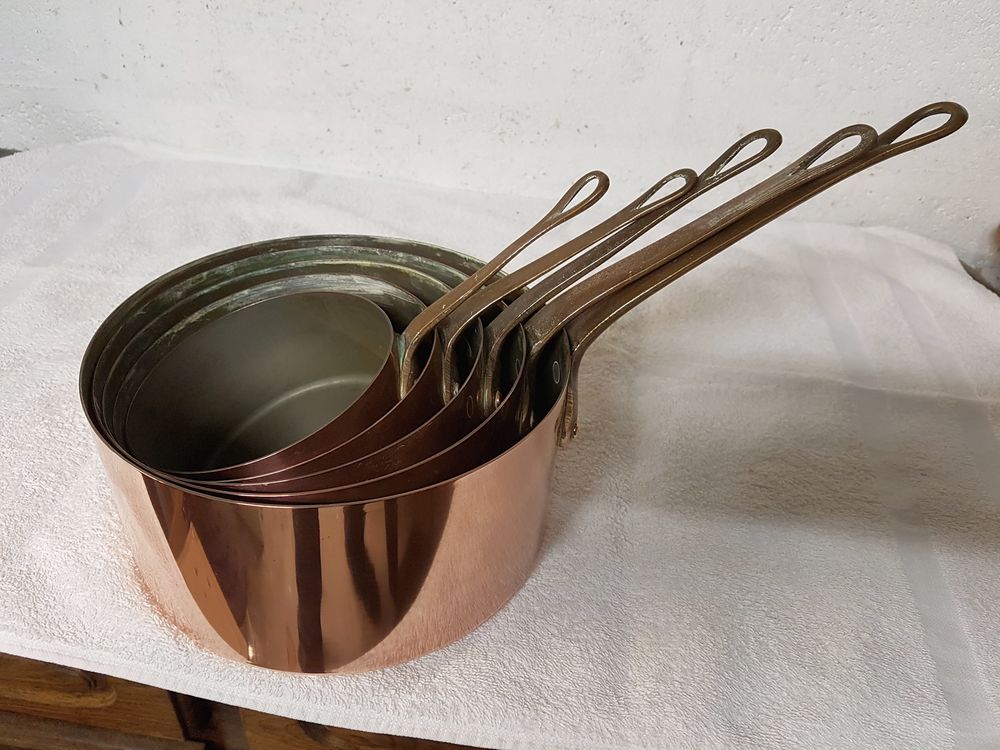 SERIE DE 5 CASSEROLES EN CUIVRE AVEC SUPPORT Décoration