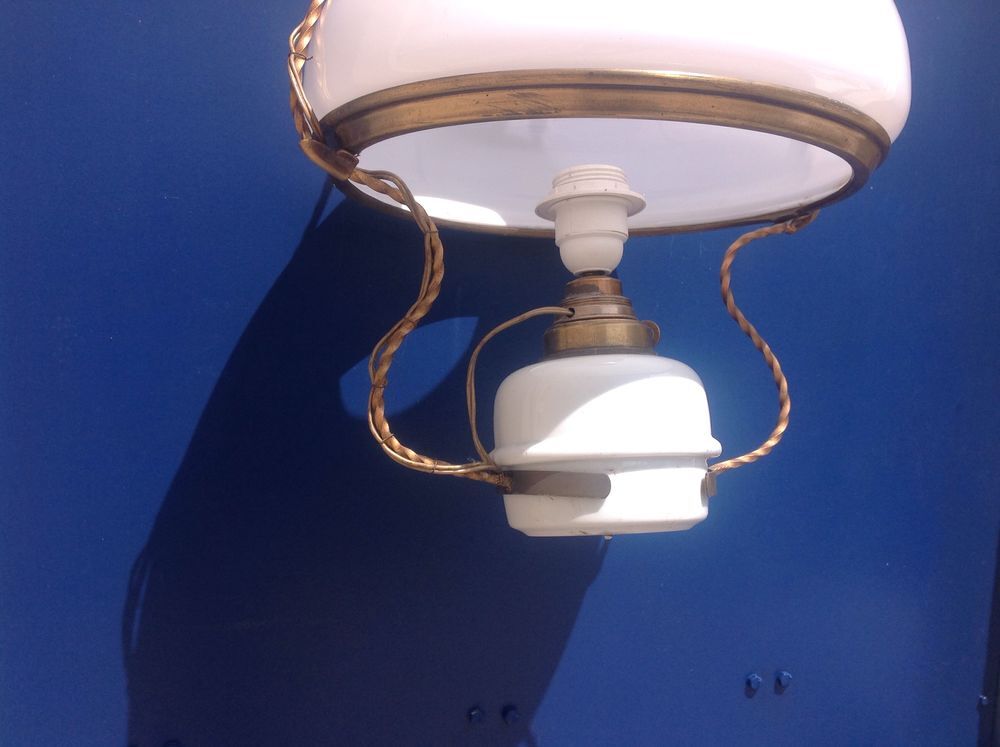 lampe avec un verre de 26cm. le verre est en parfait &eacute;tat pas de coup ou de fel Décoration