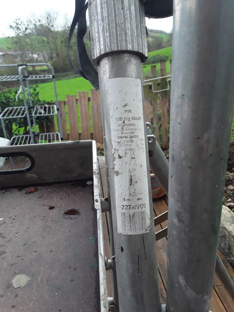 Escabeau plate forme  0 64240 Urt