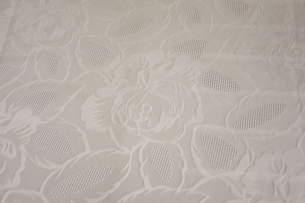 BECQUET. Nappe 2m40 blanche damass&eacute;e fleurie avec serviettes Décoration