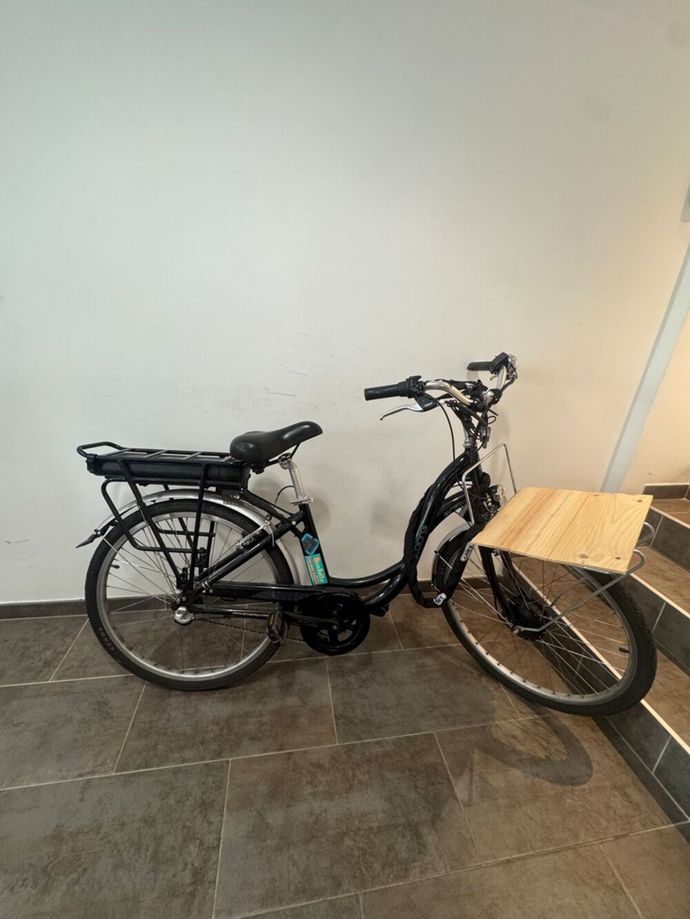 V&eacute;lo &eacute;lectrique urbain noir avec porte-bagages Vélos