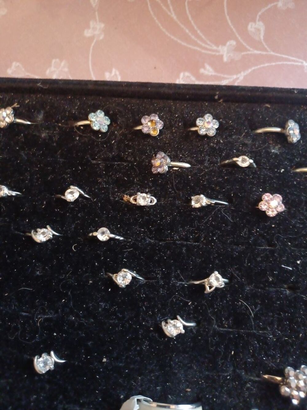 Lot de 100 bagues pour femme et enfant. Bijoux et montres