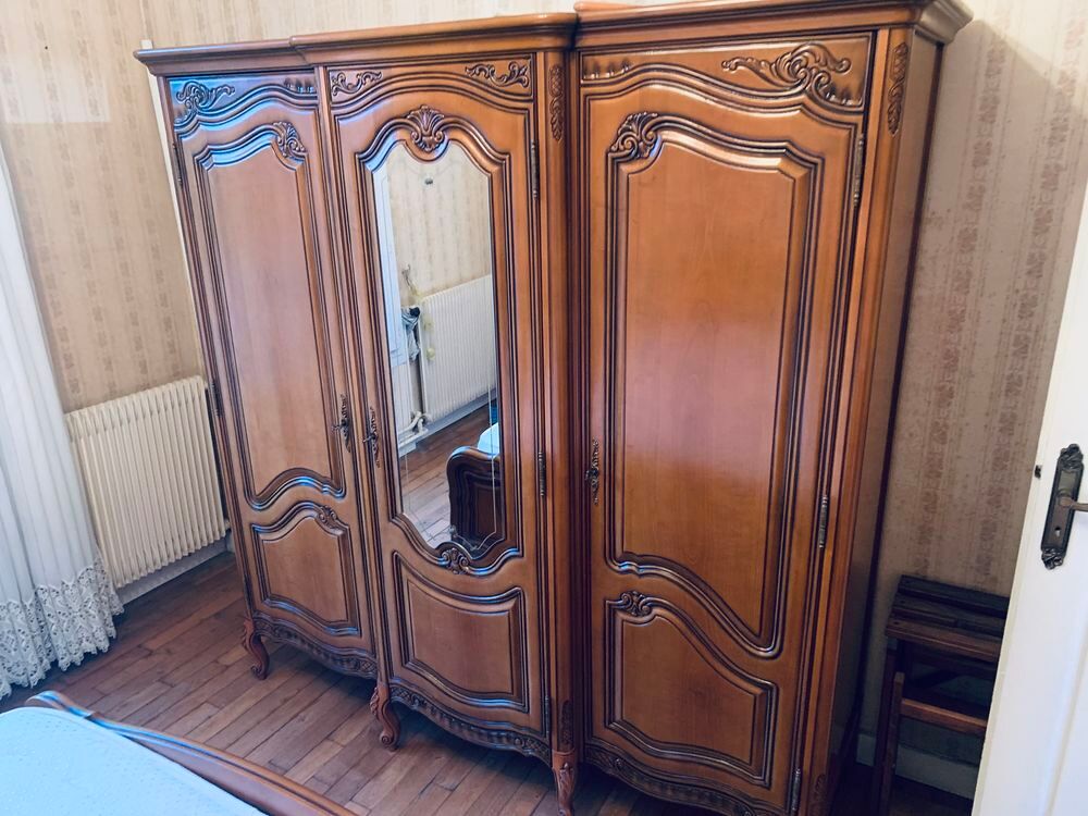 Armoire Style Louis XV merisier 3 placards. Avec miroir. Meubles