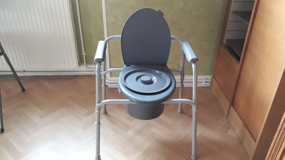   chaise garde robe propre et pratiquement pas servi 