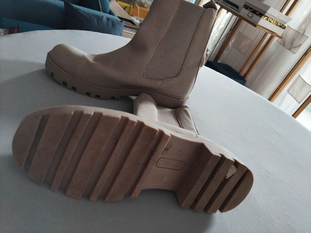 Chaussures de randonn&eacute;e presque neuves Chaussures
