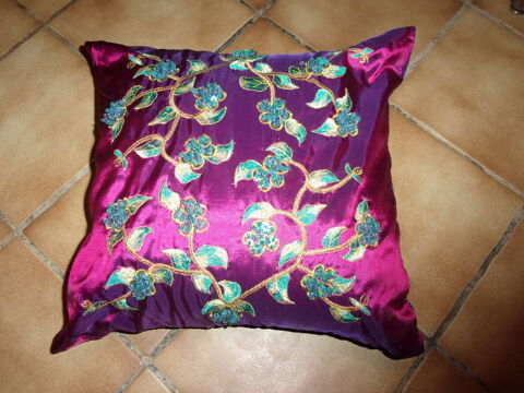 Coussin brodé 3 Pau (64)