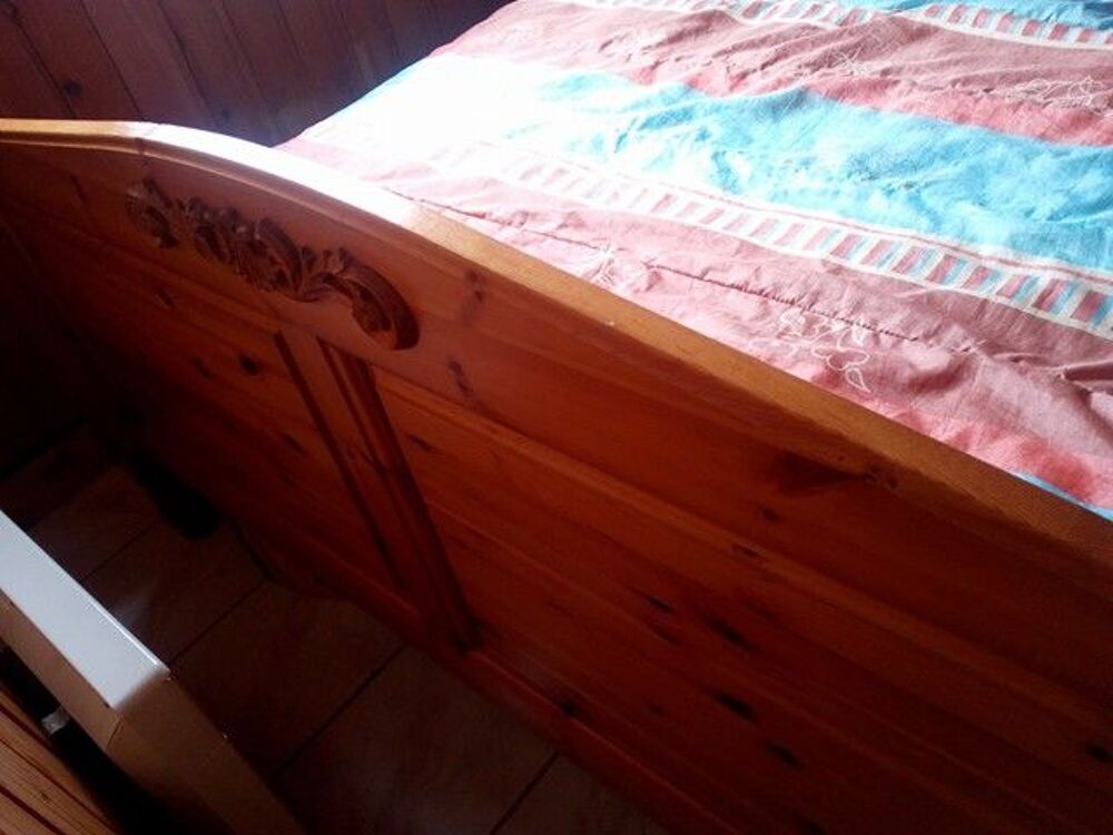 Beau Lit 2 personnes pin travaill&eacute; en 160 
Meubles