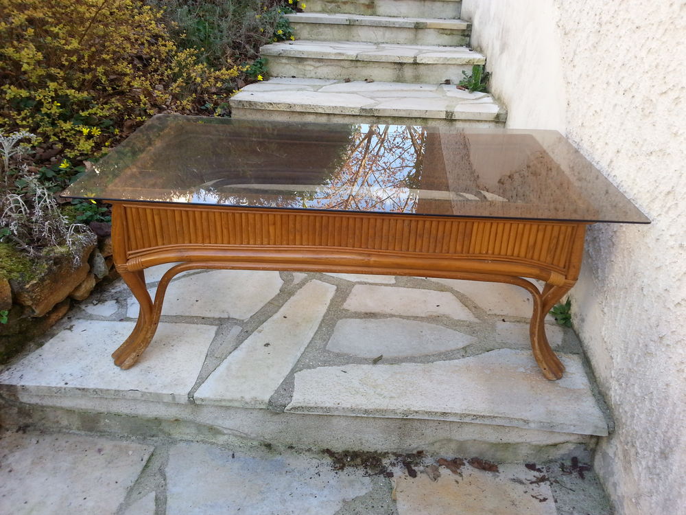 Table basse de salon, en rotin et plateau en verre fum&eacute; Meubles